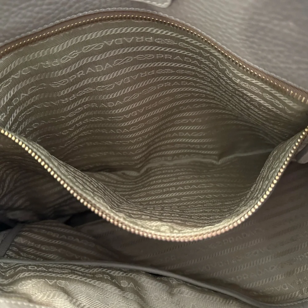 🎉HP🎉Prada Vitello Daino Tote/Satchel Handbag in Argilla Gray - Picture 10 of 16